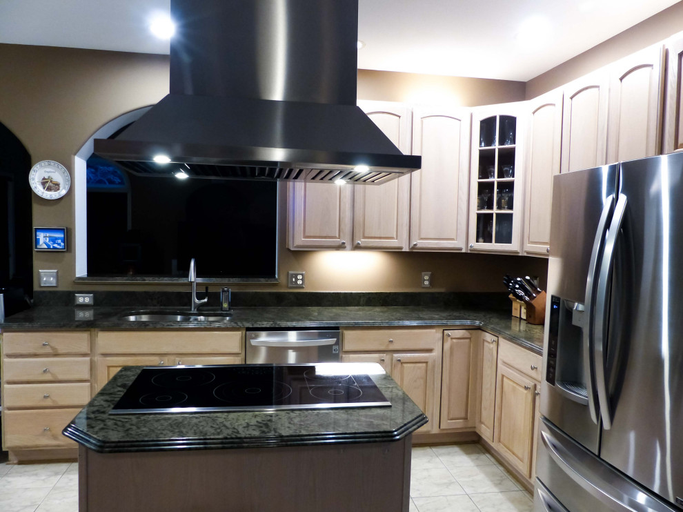 Immagine di una cucina moderna di medie dimensioni con lavello a vasca singola, ante in stile shaker, ante in legno chiaro, top in granito, paraspruzzi beige, elettrodomestici in acciaio inossidabile, pavimento in cementine, pavimento bianco e top grigio