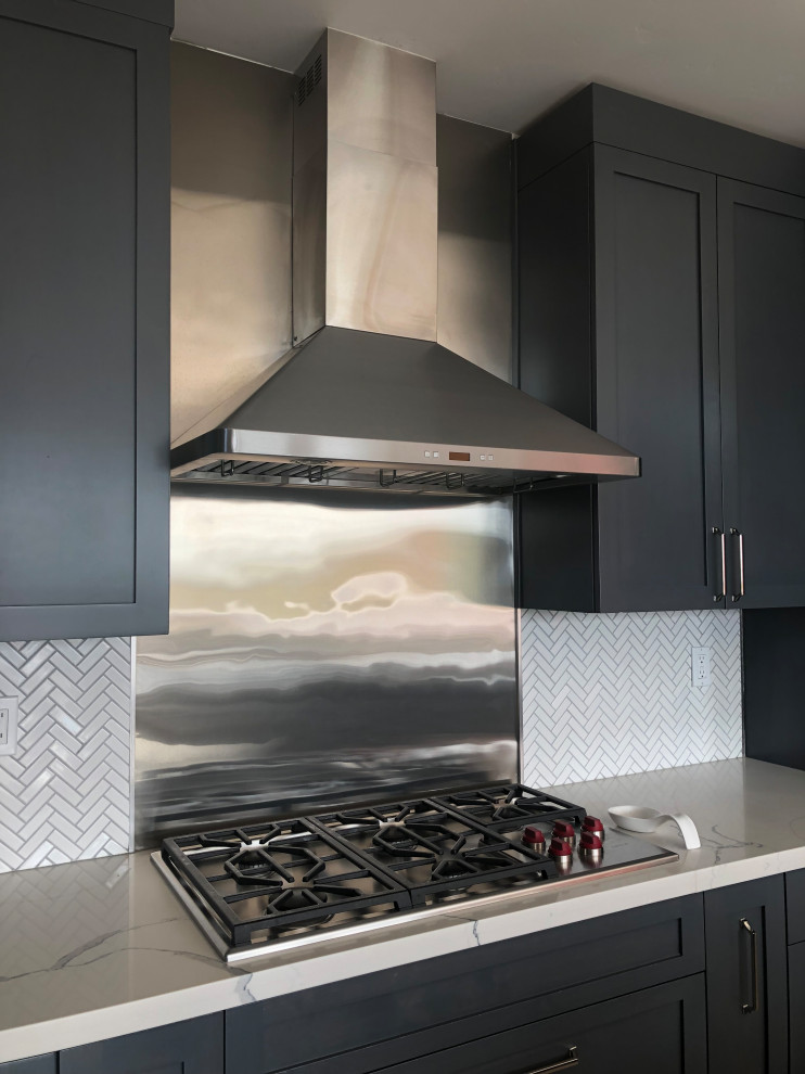Foto de cocina pequeña con armarios estilo shaker, puertas de armario grises, encimera de mármol, salpicadero metalizado, electrodomésticos de acero inoxidable y encimeras grises