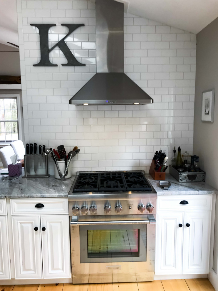 Idéer för mellanstora funkis linjära grått kök och matrum, med granitbänkskiva, vitt stänkskydd, stänkskydd i keramik, rostfria vitvaror och brunt golv