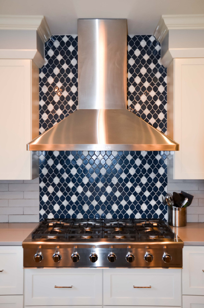 Idéer för ett litet modernt brun linjärt kök och matrum, med luckor med infälld panel, vita skåp, laminatbänkskiva, flerfärgad stänkskydd, stänkskydd i keramik och rostfria vitvaror