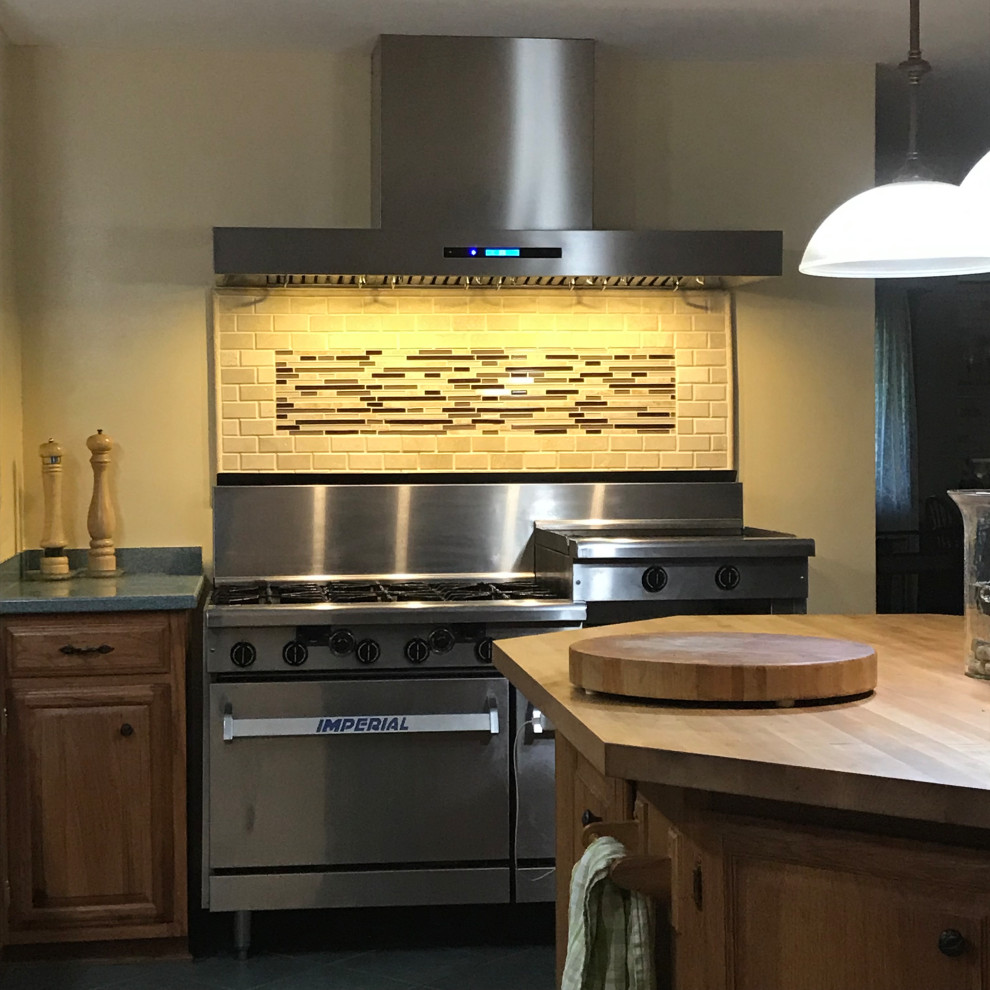 Foto di una piccola cucina con top in granito, paraspruzzi multicolore, paraspruzzi con piastrelle in ceramica, elettrodomestici in acciaio inossidabile e top verde
