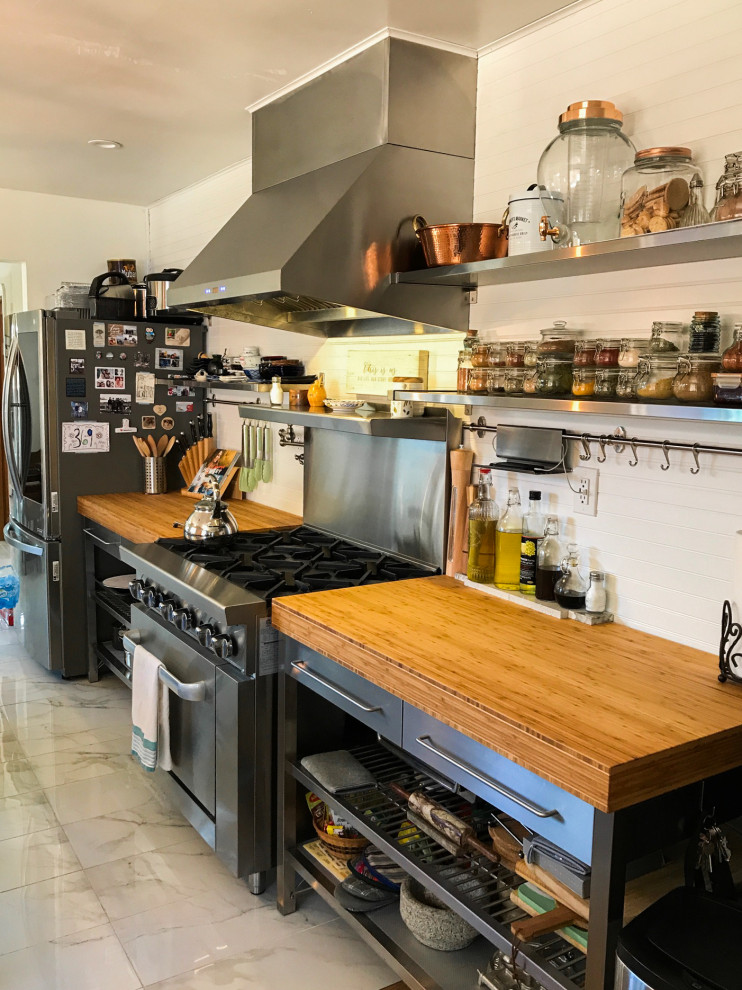 Idéer för att renovera ett mellanstort funkis brun linjärt brunt kök och matrum, med öppna hyllor, skåp i rostfritt stål, träbänkskiva, stänkskydd med metallisk yta, rostfria vitvaror, marmorgolv och vitt golv