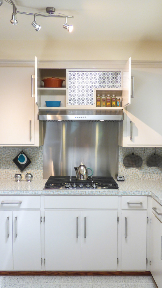 Modelo de cocina minimalista pequeña con armarios con paneles lisos, puertas de armario blancas, salpicadero metalizado, electrodomésticos de acero inoxidable, suelo blanco y encimeras grises
