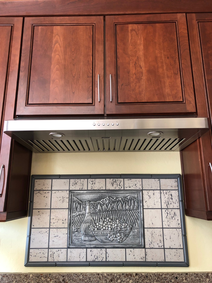 Foto de cocina minimalista pequeña con salpicadero verde, salpicadero de azulejos de cemento y electrodomésticos de acero inoxidable