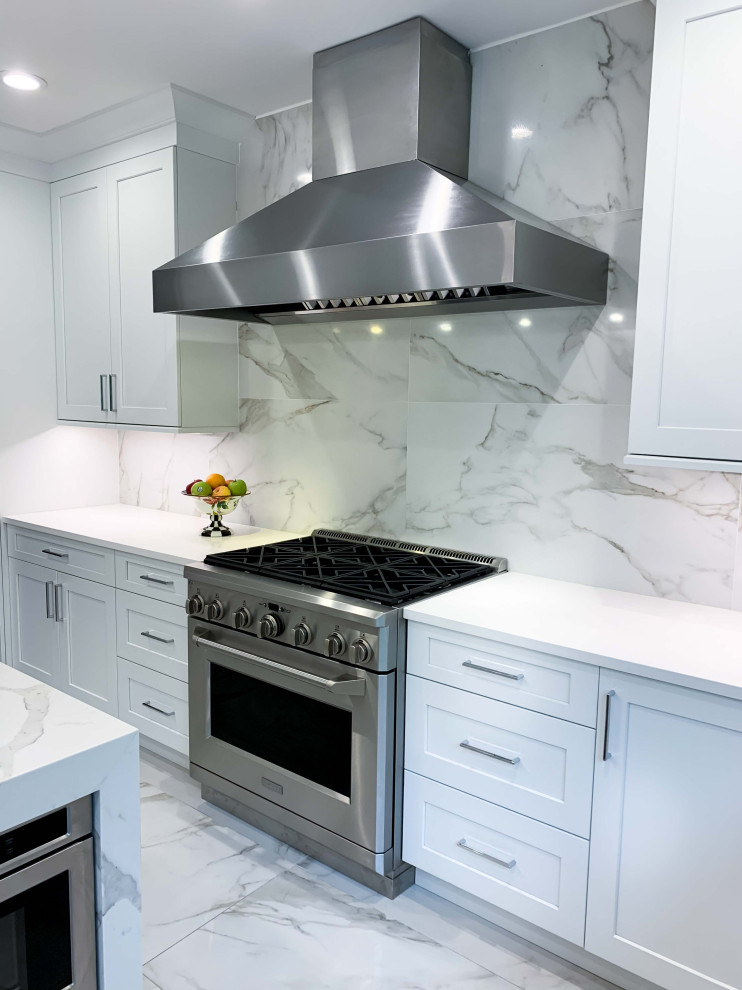 Idéer för att renovera ett mellanstort funkis vit vitt kök, med skåp i shakerstil, vita skåp, marmorbänkskiva, vitt stänkskydd, stänkskydd i marmor, rostfria vitvaror, marmorgolv, en köksö och vitt golv
