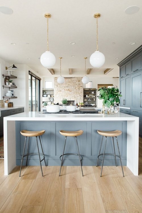 Foto de cocina ecléctica grande abierta con puertas de armario azules, suelo de madera en tonos medios y dos o más islas