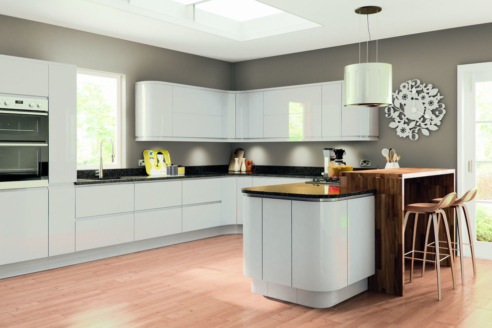 Ejemplo de cocina moderna de tamaño medio sin isla con encimera de acrílico, electrodomésticos de acero inoxidable y suelo de madera clara
