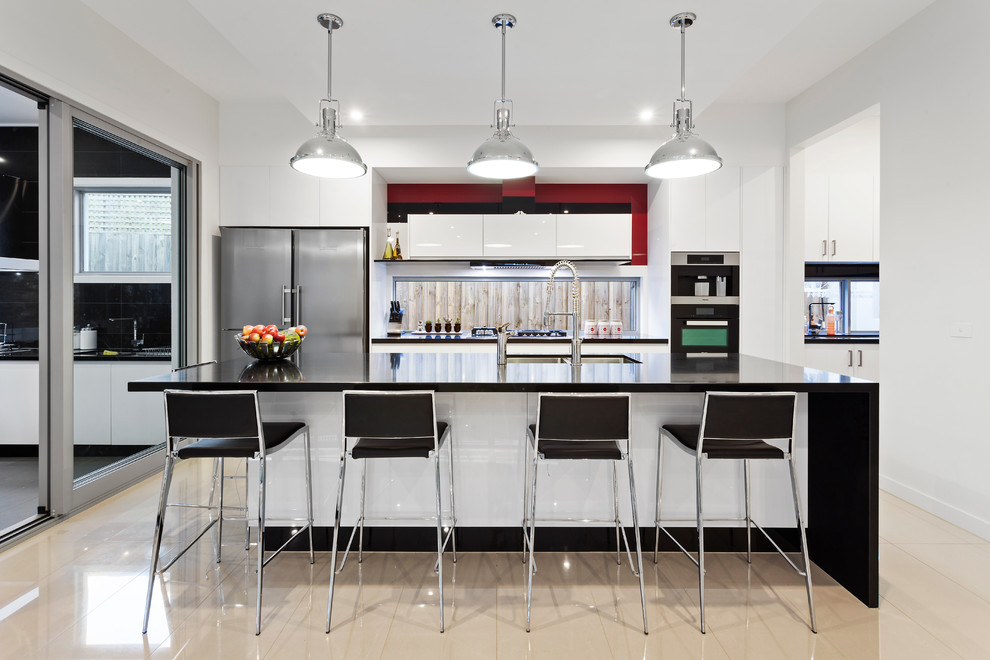 メルボルンにあるコンテンポラリースタイルのおしゃれなキッチン (ダブルシンク、白いキャビネット) の写真