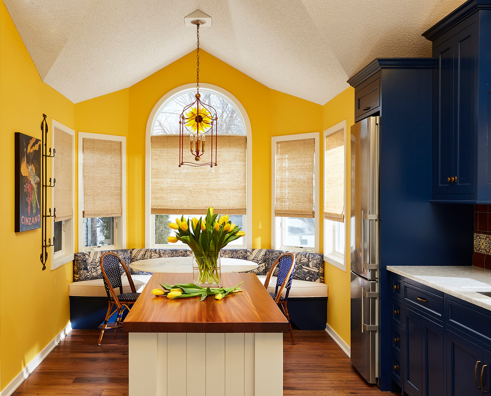 Ispirazione per una piccola cucina classica con paraspruzzi multicolore, elettrodomestici colorati, pavimento in legno massello medio e pavimento marrone