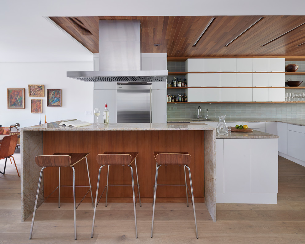 Moderne Küchenbar mit Unterbauwaschbecken, flächenbündigen Schrankfronten, weißen Schränken, bunter Rückwand, Küchengeräten aus Edelstahl, hellem Holzboden und Kücheninsel in New York