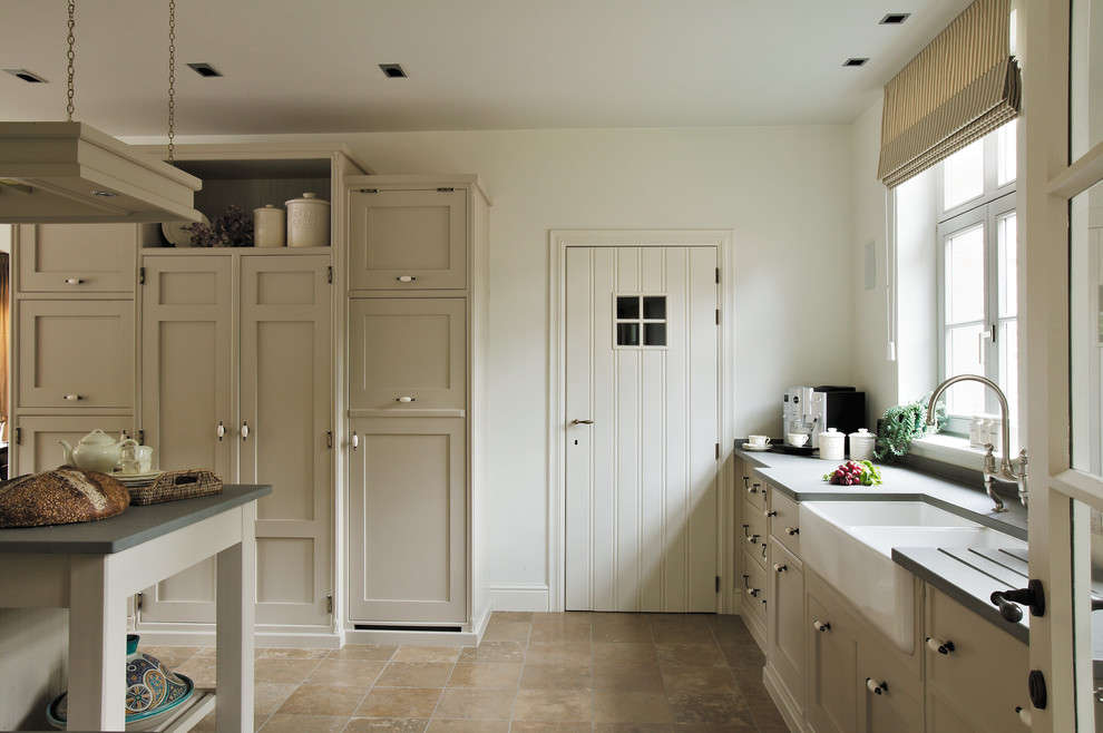 Idéer för ett stort kök, med en rustik diskho, skåp i shakerstil, grå skåp och en köksö