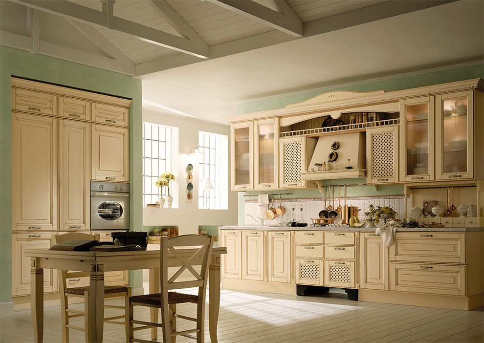 Exempel på ett mellanstort klassiskt kök, med en dubbel diskho, bänkskiva i kvarts, rostfria vitvaror, skåp i ljust trä, vitt stänkskydd, luckor med upphöjd panel, stänkskydd i keramik, målat trägolv och beiget golv