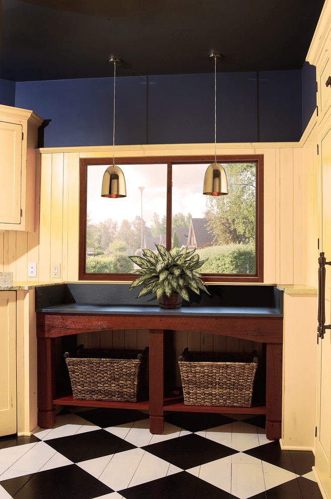 Esempio di una cucina chic chiusa e di medie dimensioni con ante in stile shaker, ante con finitura invecchiata, pavimento in legno verniciato e pavimento multicolore