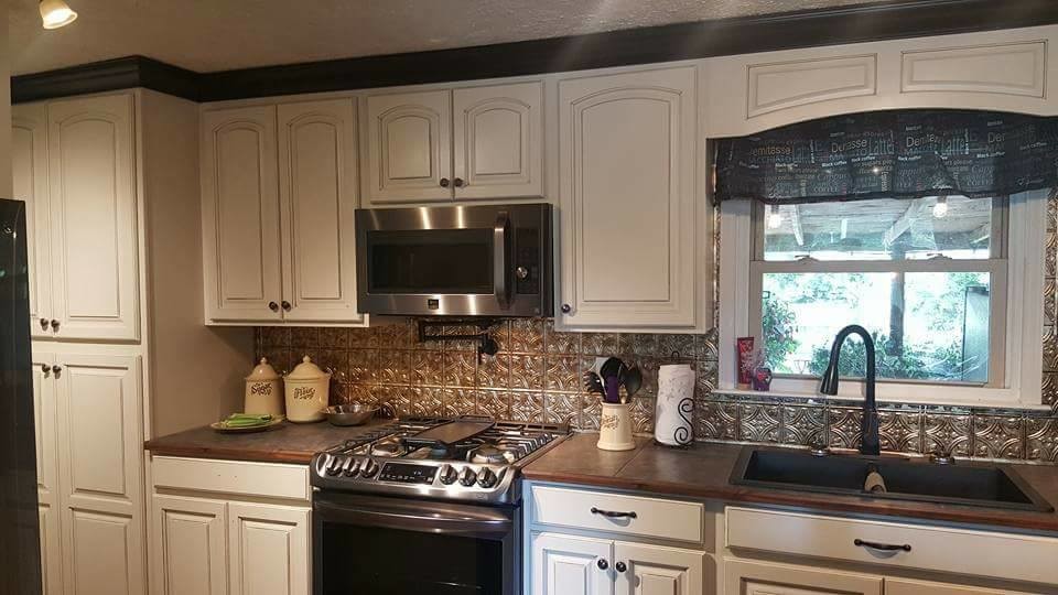 Immagine di un cucina con isola centrale rustico con lavello da incasso, ante con finitura invecchiata e top piastrellato