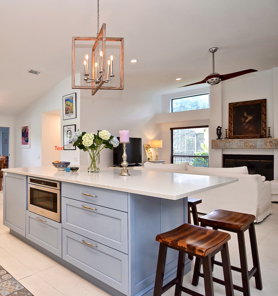 Immagine di una cucina tradizionale di medie dimensioni con ante in stile shaker, ante blu, top in quarzo composito, pavimento in gres porcellanato, pavimento bianco e top bianco