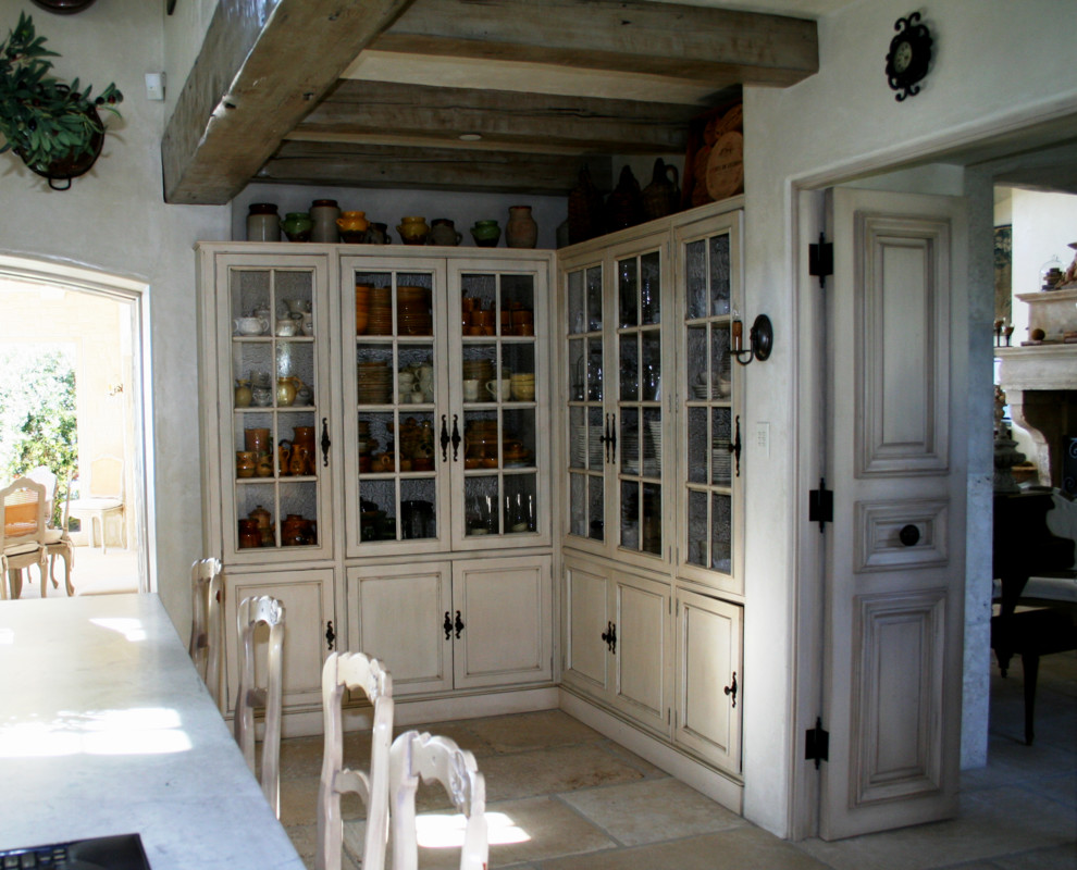 Modelo de cocinas en U mediterráneo abierto con fregadero de un seno, armarios con rebordes decorativos, puertas de armario grises, encimera de mármol y electrodomésticos de acero inoxidable