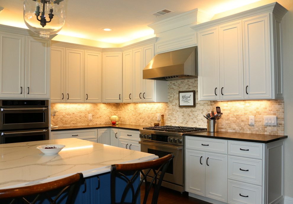 Foto på ett mellanstort svart linjärt kök och matrum, med skåp i shakerstil, vita skåp, bänkskiva i återvunnet glas, flerfärgad stänkskydd, stänkskydd i keramik, rostfria vitvaror, mörkt trägolv, en köksö och brunt golv