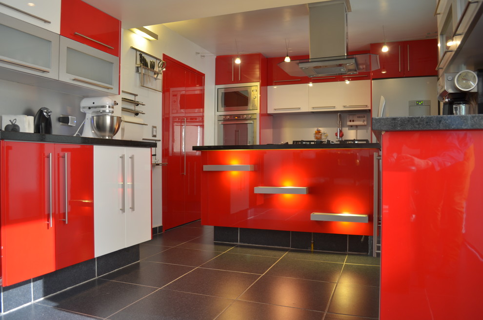 Cette image montre une cuisine minimaliste en bois clair de taille moyenne avec un plan de travail en quartz et une crédence rouge.