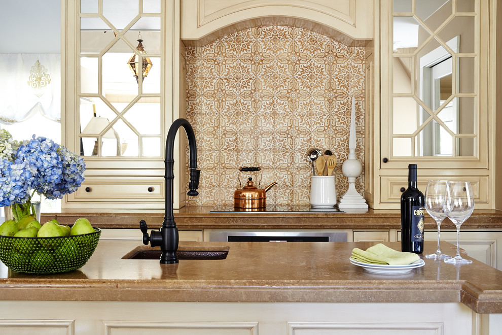 Идея дизайна: кухня в современном стиле с коричневым фартуком и фартуком из керамической плитки