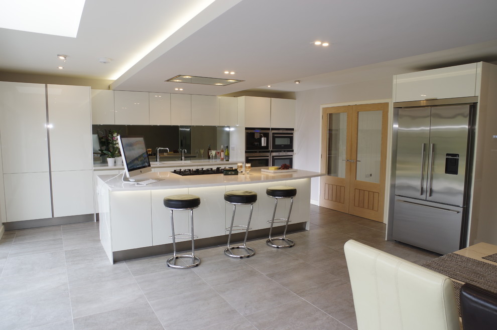 Trendy kitchen photo in Kent