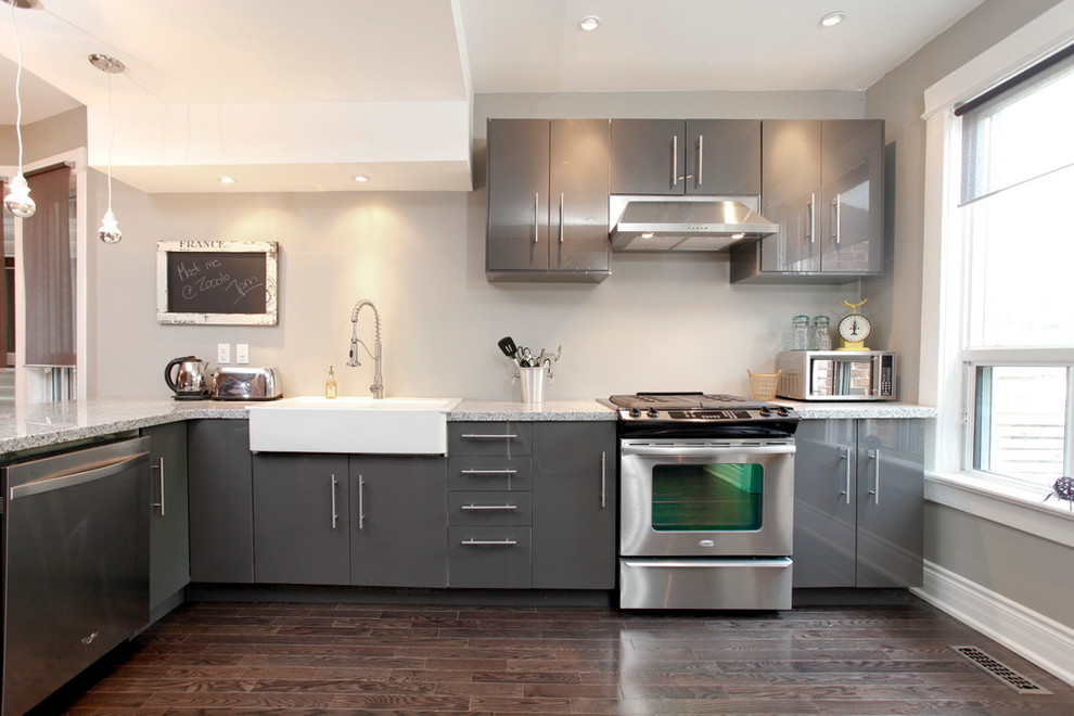 Diseño de cocina gris y blanca contemporánea con fregadero sobremueble, encimera de granito, electrodomésticos de acero inoxidable, armarios con paneles lisos y puertas de armario grises