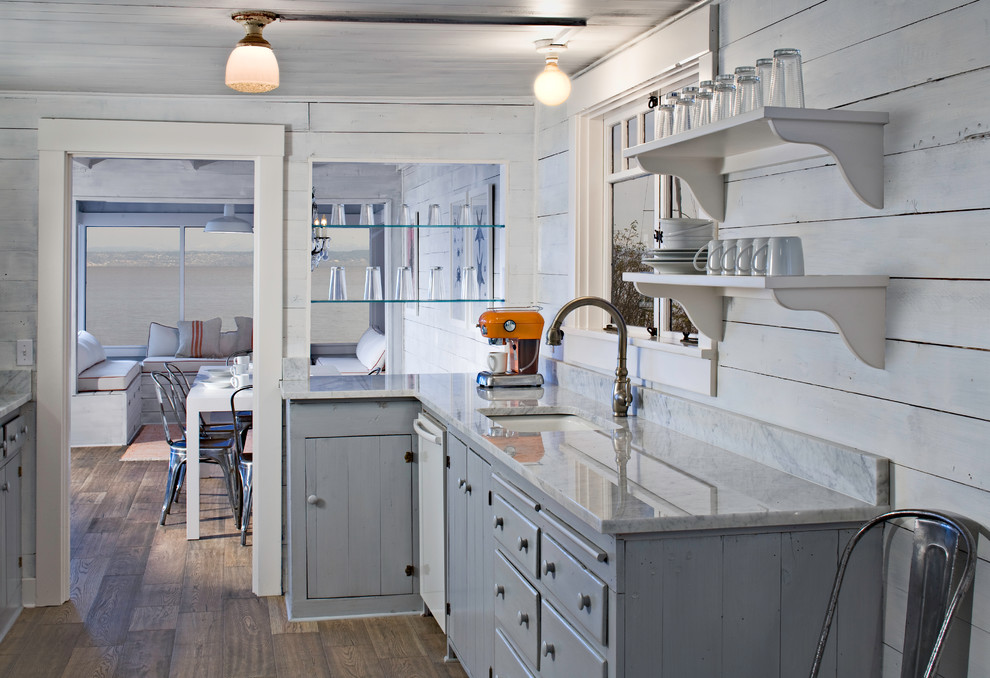 Cette photo montre une cuisine éclectique avec un évier 1 bac, un placard sans porte, des portes de placard bleues et un électroménager blanc.