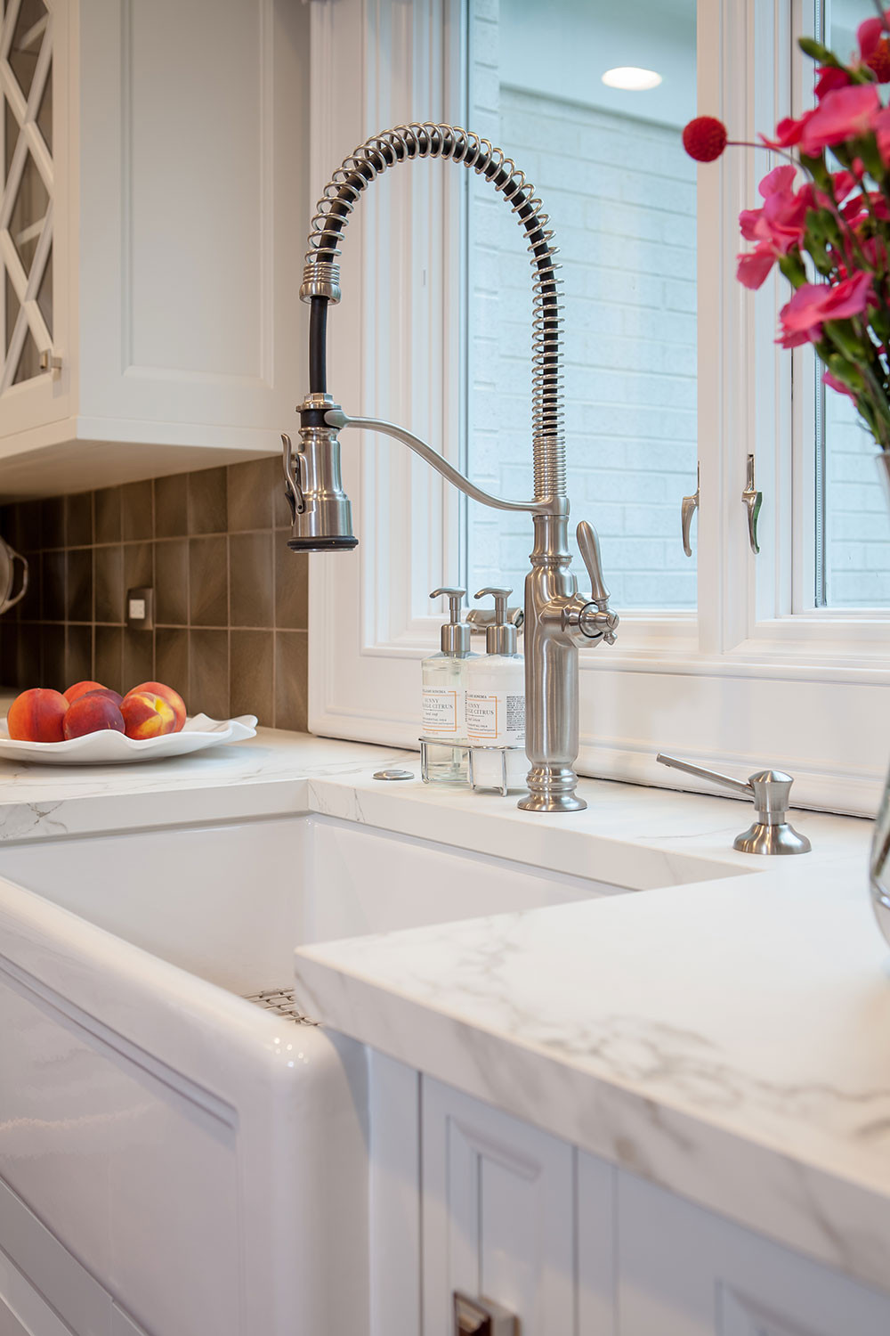 75 Beautiful Kitchen With Metallic Backsplash And Gray Countertops Pictures Ideas May 2021 Houzz