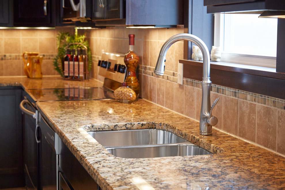 Foto på ett funkis kök, med en undermonterad diskho, granitbänkskiva, beige stänkskydd, stänkskydd i keramik och rostfria vitvaror