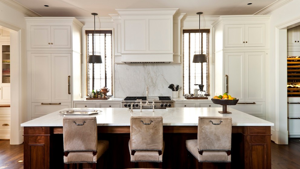 Exempel på ett mellanstort klassiskt kök, med en rustik diskho, vita skåp, marmorbänkskiva, vitt stänkskydd, stänkskydd i sten, rostfria vitvaror, mörkt trägolv, en köksö och luckor med infälld panel