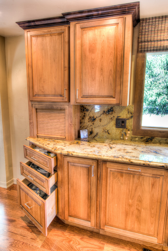 Inredning av ett lantligt mellanstort kök, med en undermonterad diskho, luckor med upphöjd panel, skåp i ljust trä, granitbänkskiva, flerfärgad stänkskydd, rostfria vitvaror och ljust trägolv