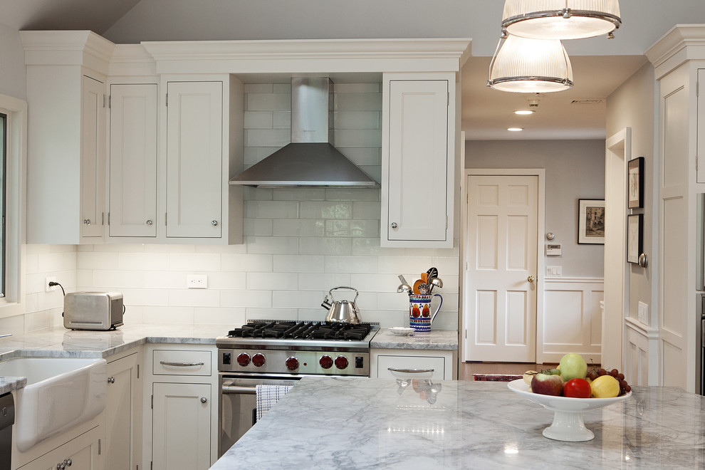 ニューヨークにあるトラディショナルスタイルのおしゃれなキッチン (シェーカースタイル扉のキャビネット、白いキャビネット、御影石カウンター、白いキッチンパネル、サブウェイタイルのキッチンパネル、シルバーの調理設備) の写真