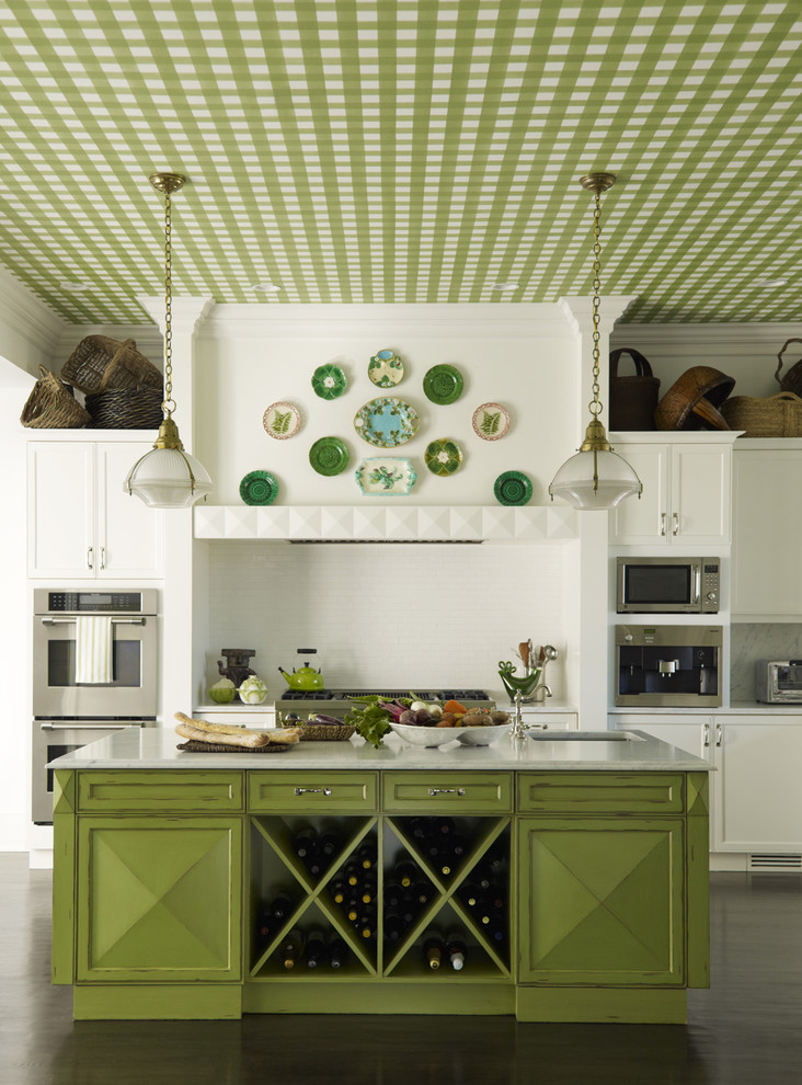 Foto de cocina clásica con fregadero bajoencimera, armarios con paneles con relieve, puertas de armario verdes, salpicadero blanco y electrodomésticos de acero inoxidable