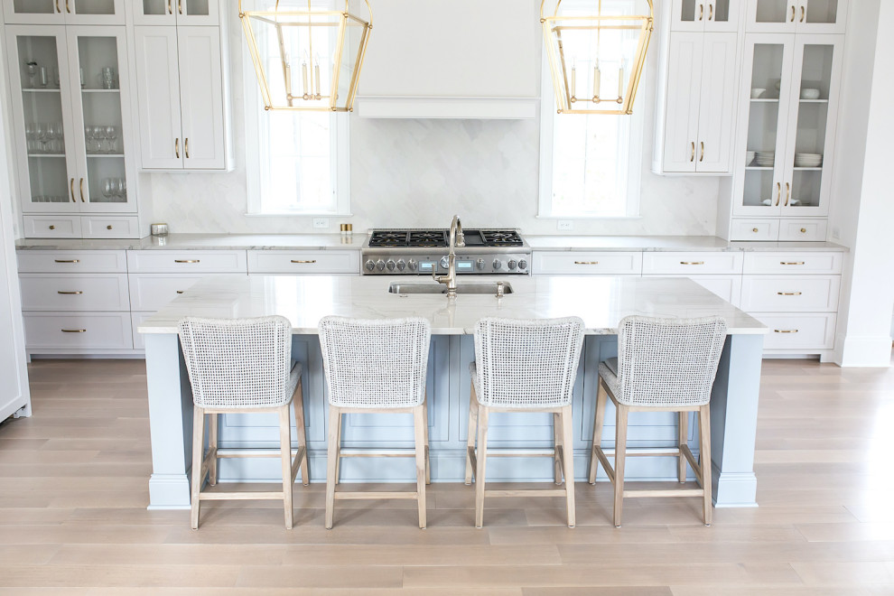 Стильный дизайн: кухня в современном стиле с светлым паркетным полом и белым полом - последний тренд