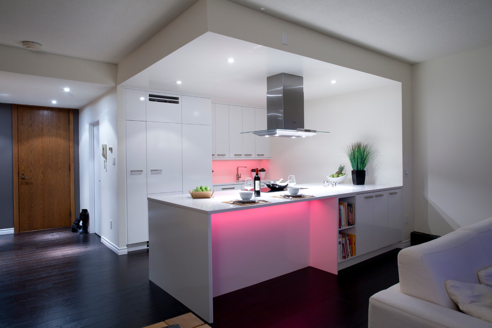 Foto di una cucina contemporanea di medie dimensioni con lavello sottopiano, ante lisce, ante bianche, paraspruzzi bianco, elettrodomestici da incasso e penisola