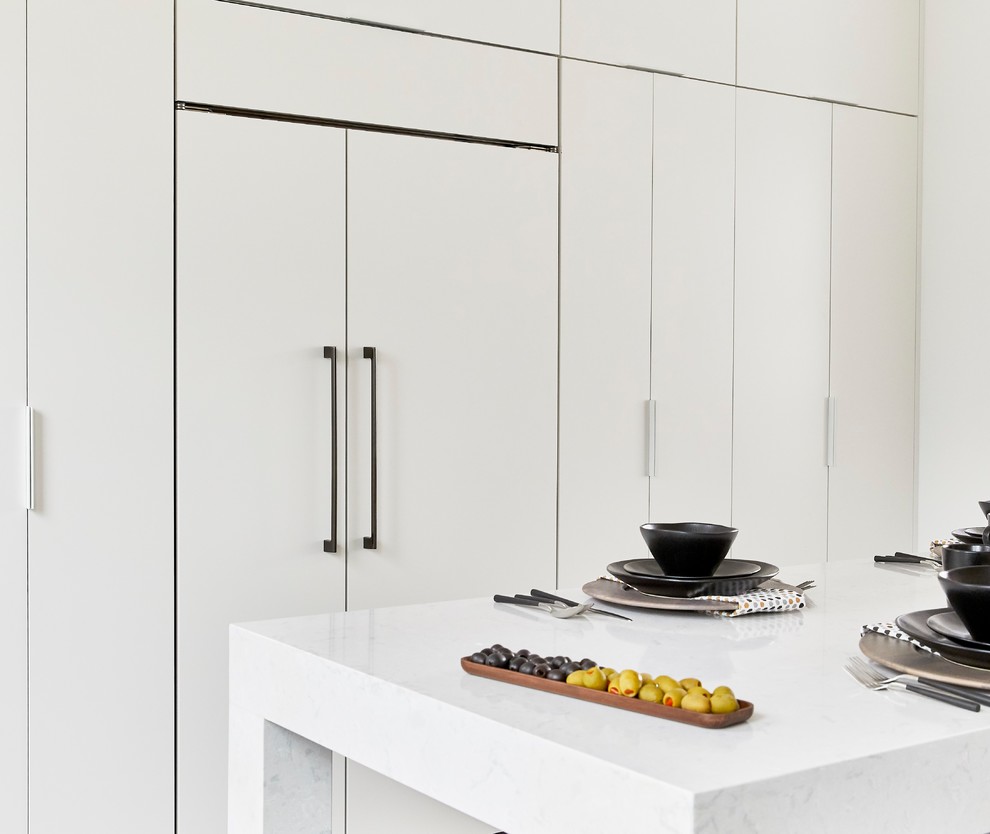 Idéer för ett mellanstort modernt vit kök, med en undermonterad diskho, släta luckor, skåp i ljust trä, bänkskiva i kvarts, vitt stänkskydd, stänkskydd i marmor, integrerade vitvaror, klinkergolv i porslin, en köksö och svart golv