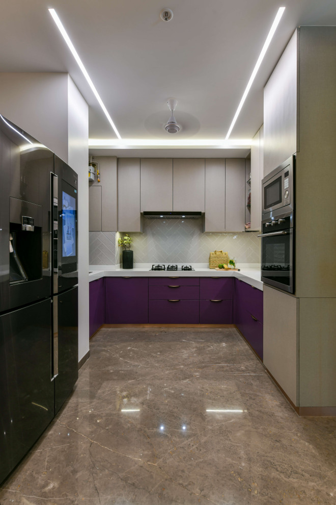 Пример оригинального дизайна: п-образная кухня среднего размера в современном стиле с плоскими фасадами, фиолетовыми фасадами, серым фартуком, черной техникой, коричневым полом и белой столешницей без острова