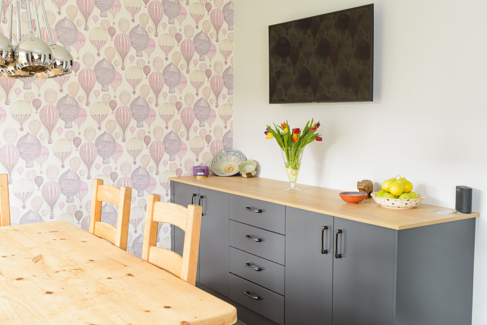 Bild på ett stort eklektiskt flerfärgad flerfärgat kök och matrum, med en undermonterad diskho, släta luckor, lila skåp, granitbänkskiva, flerfärgad stänkskydd, integrerade vitvaror och en köksö