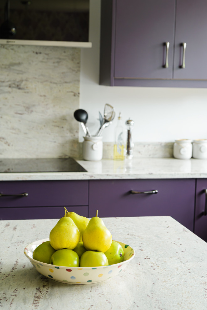 Idee per una grande cucina eclettica con ante lisce, ante viola e top in granito