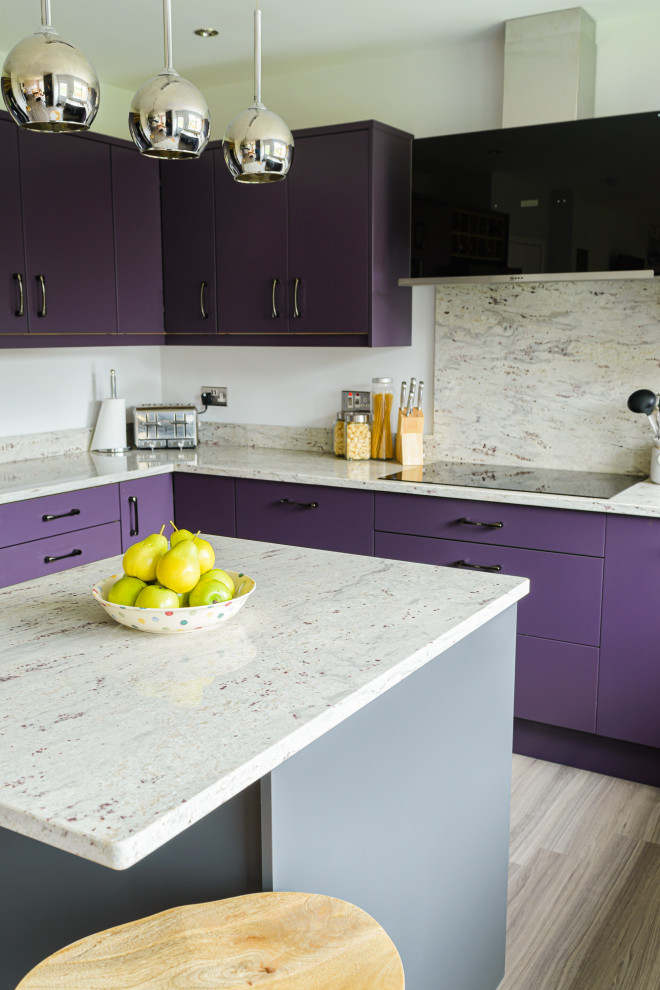 Foto di una grande cucina boho chic con ante lisce, ante viola e top in granito