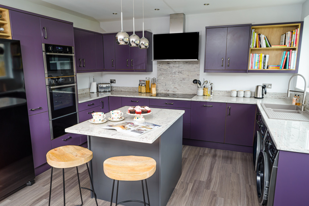 Imagen de cocina comedor ecléctica grande con armarios con paneles lisos, puertas de armario violetas, encimera de granito, electrodomésticos con paneles y una isla