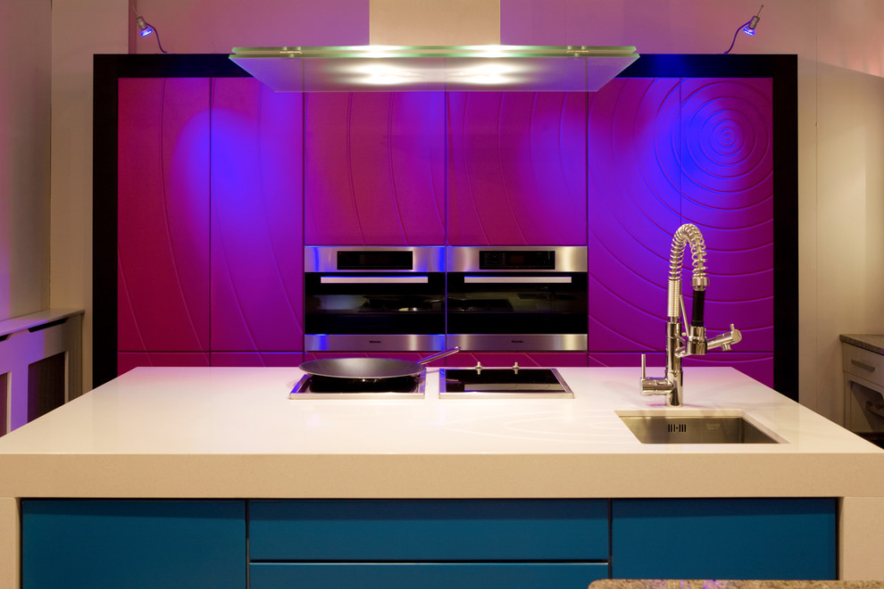 Moderne Küche mit Unterbauwaschbecken, flächenbündigen Schrankfronten und blauen Schränken in Sonstige
