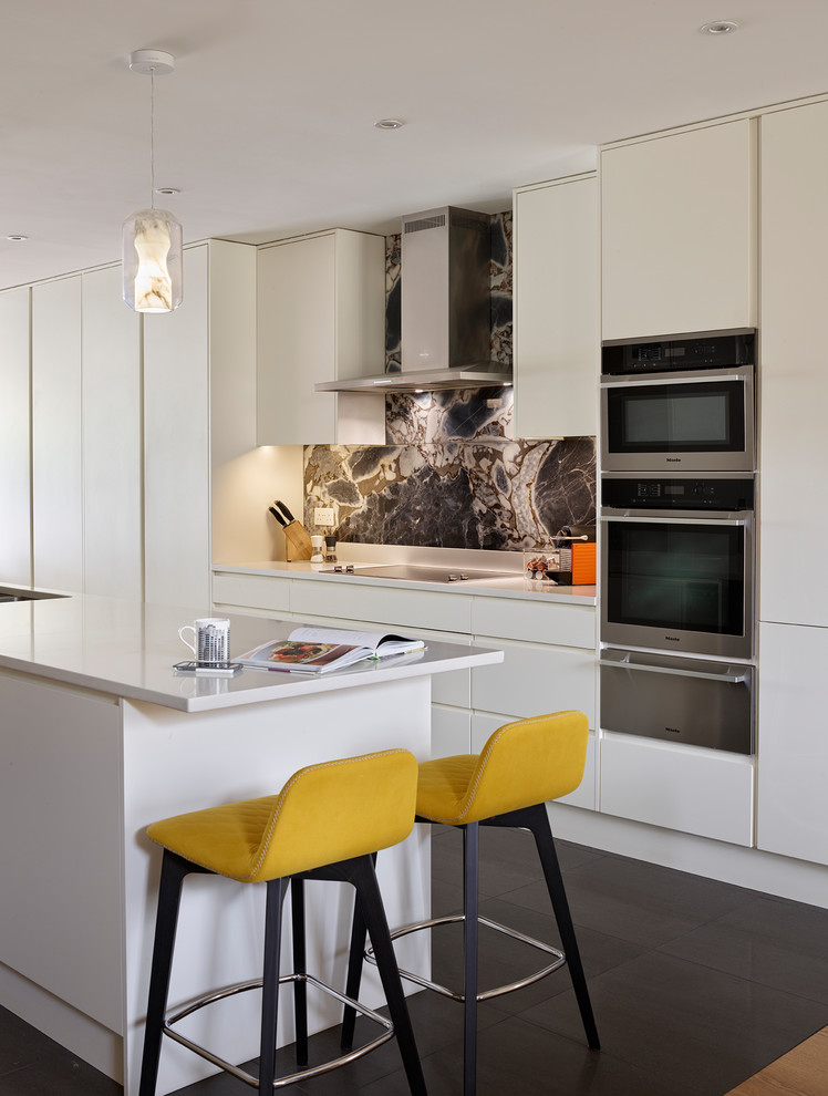 Immagine di una cucina minimal con ante bianche e pavimento in gres porcellanato