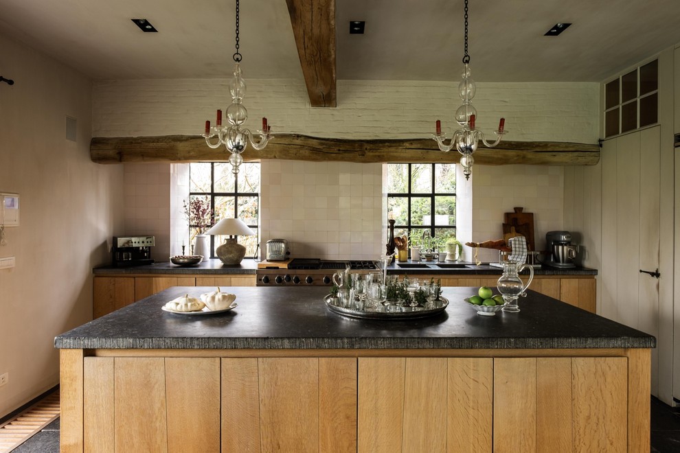 Foto på ett lantligt kök med öppen planlösning, med en dubbel diskho, släta luckor, skåp i ljust trä, vitt stänkskydd och en köksö