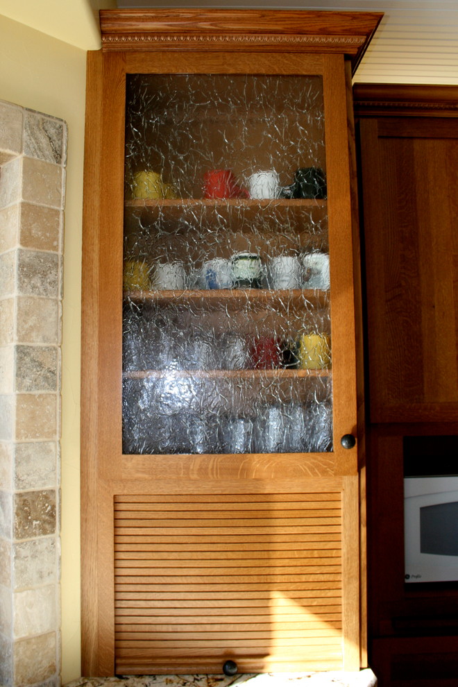 Bild på ett stort lantligt kök, med en undermonterad diskho, skåp i shakerstil, skåp i ljust trä, granitbänkskiva, beige stänkskydd, stänkskydd i keramik, vita vitvaror, mellanmörkt trägolv och en köksö