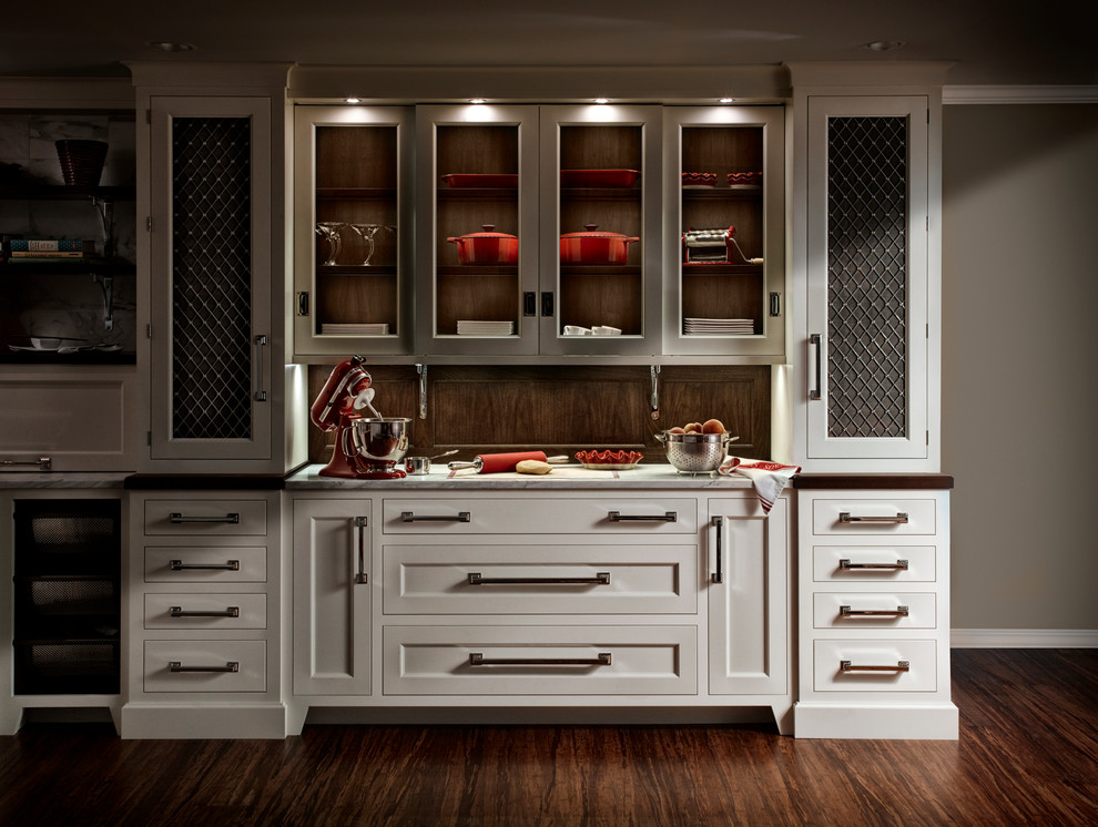 Foto de cocina bohemia con armarios tipo vitrina, puertas de armario blancas y suelo de madera en tonos medios