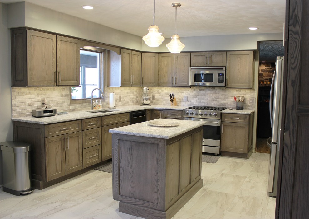 Idéer för att renovera ett mellanstort vintage grå grått kök, med en undermonterad diskho, släta luckor, grå skåp, bänkskiva i kvarts, grått stänkskydd, stänkskydd i kalk, rostfria vitvaror, klinkergolv i keramik, en köksö och grått golv