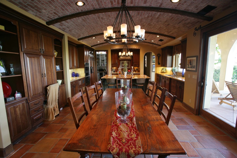 Foto di una cucina mediterranea con ante con bugna sagomata, ante in legno bruno e struttura in muratura