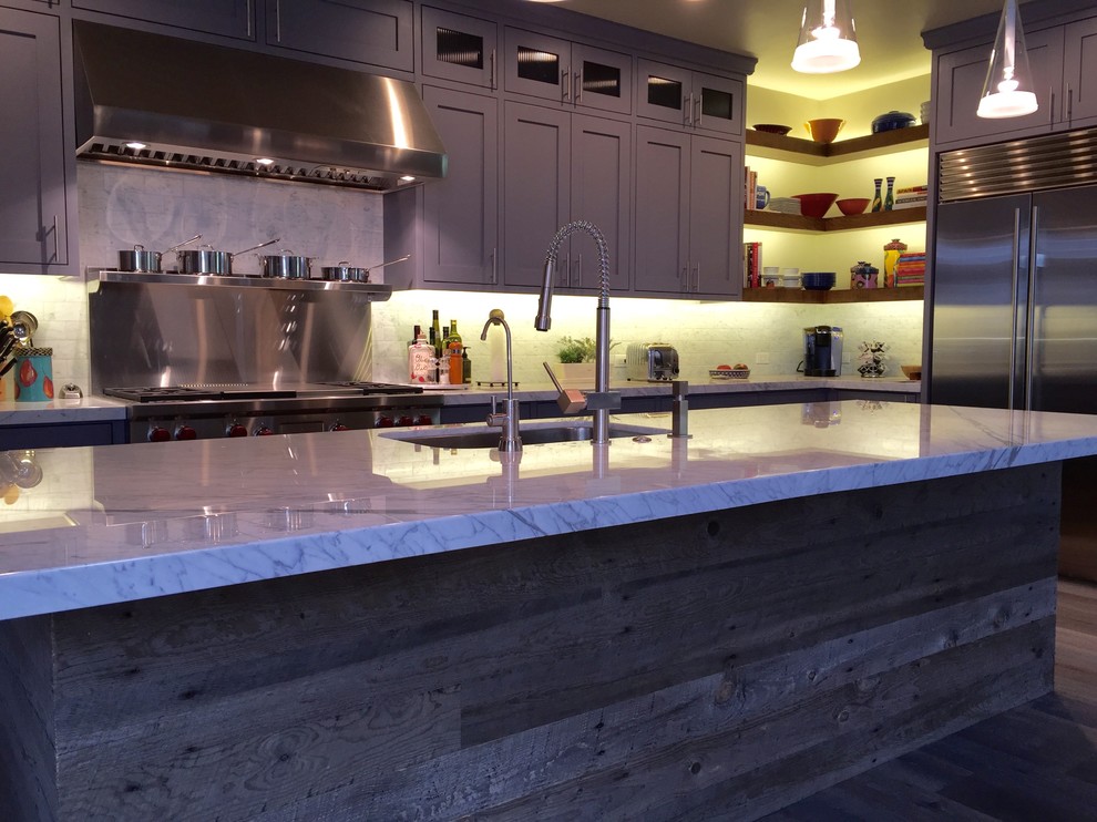 Immagine di una grande cucina contemporanea con ante in stile shaker, ante grigie, top in marmo, paraspruzzi grigio, elettrodomestici in acciaio inossidabile, parquet scuro e pavimento marrone