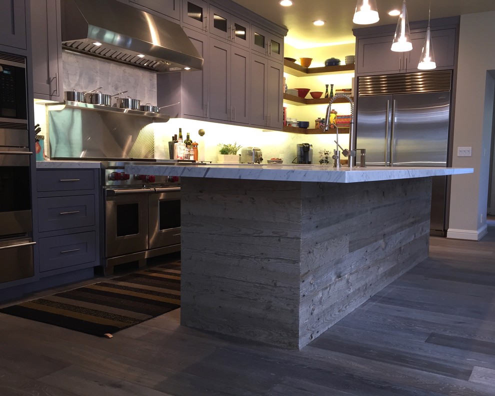 Esempio di una grande cucina minimal con ante in stile shaker, ante grigie, top in marmo, paraspruzzi grigio, elettrodomestici in acciaio inossidabile, parquet scuro e pavimento marrone