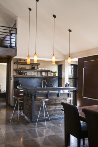 Exemple d'une petite cuisine ouverte parallèle tendance en bois foncé avec un placard à porte plane et îlot.